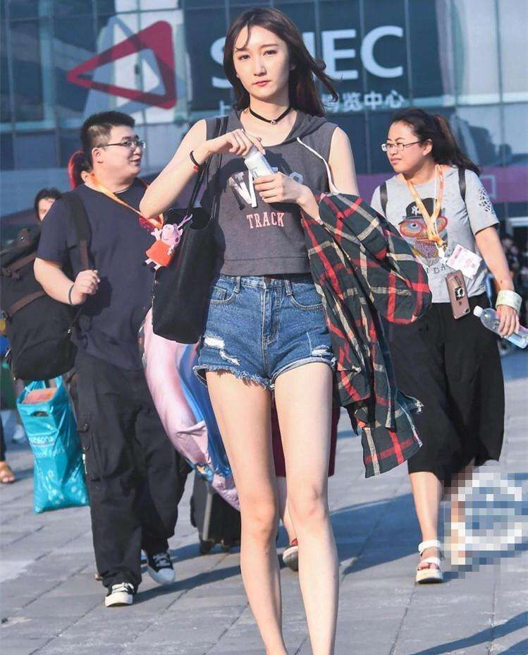 街拍美女身材小巧玲珑白皙大长腿迷人的小妖精