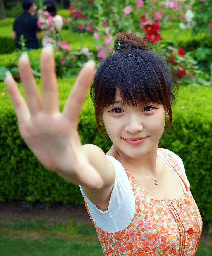 一个游玩在春天美景下的素颜美裙姑娘