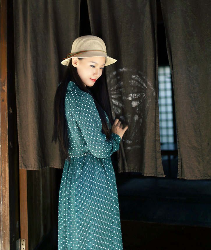 走在街头里的长发美艳文雅女子