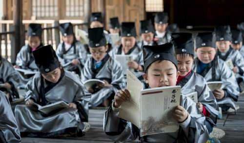 晚清时期私塾的珍贵老照片,原来当时的学生们都是这样学习的