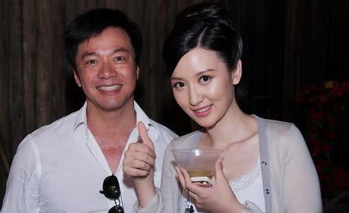 而唐季礼运气也不差,57岁时在自己的新书发布会上公开恋情.