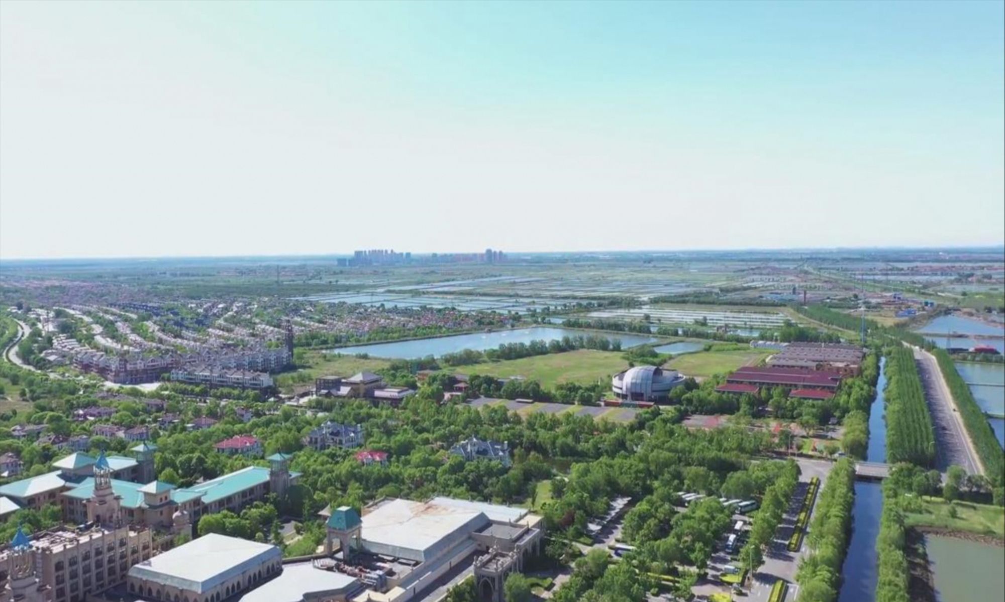 航拍宝坻区京津新城的大觉禅寺圣象广场夏季的风景!