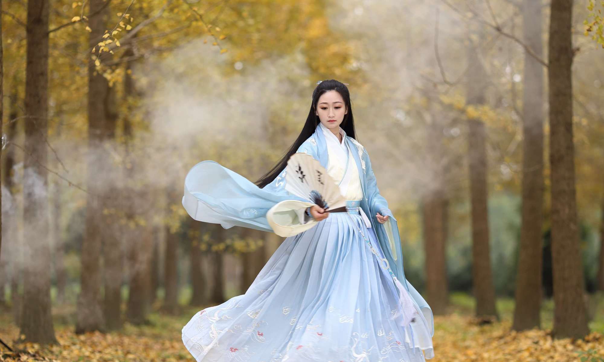 洒脱清纯的魅力侠女