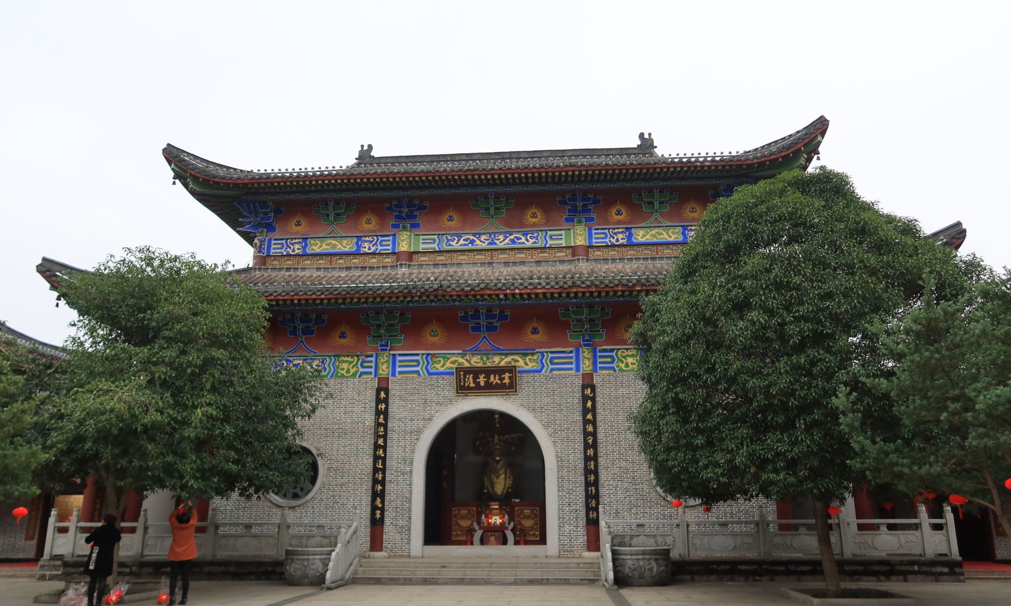 中国佛寺的布局:山门、天王殿、大雄宝殿,有法堂的都是大寺庙