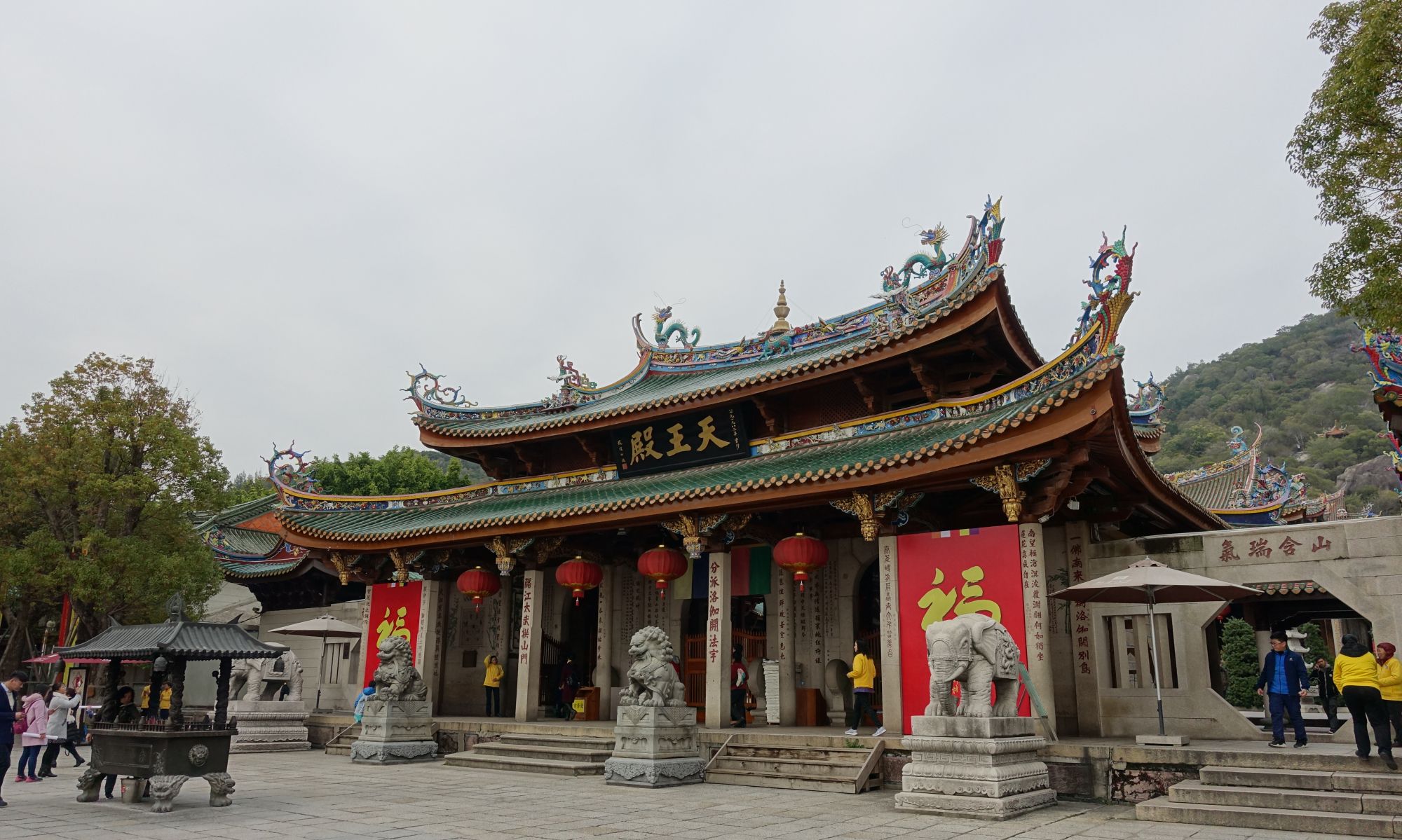 中国佛寺的布局:山门、天王殿、大雄宝殿,有法堂的都是大寺庙