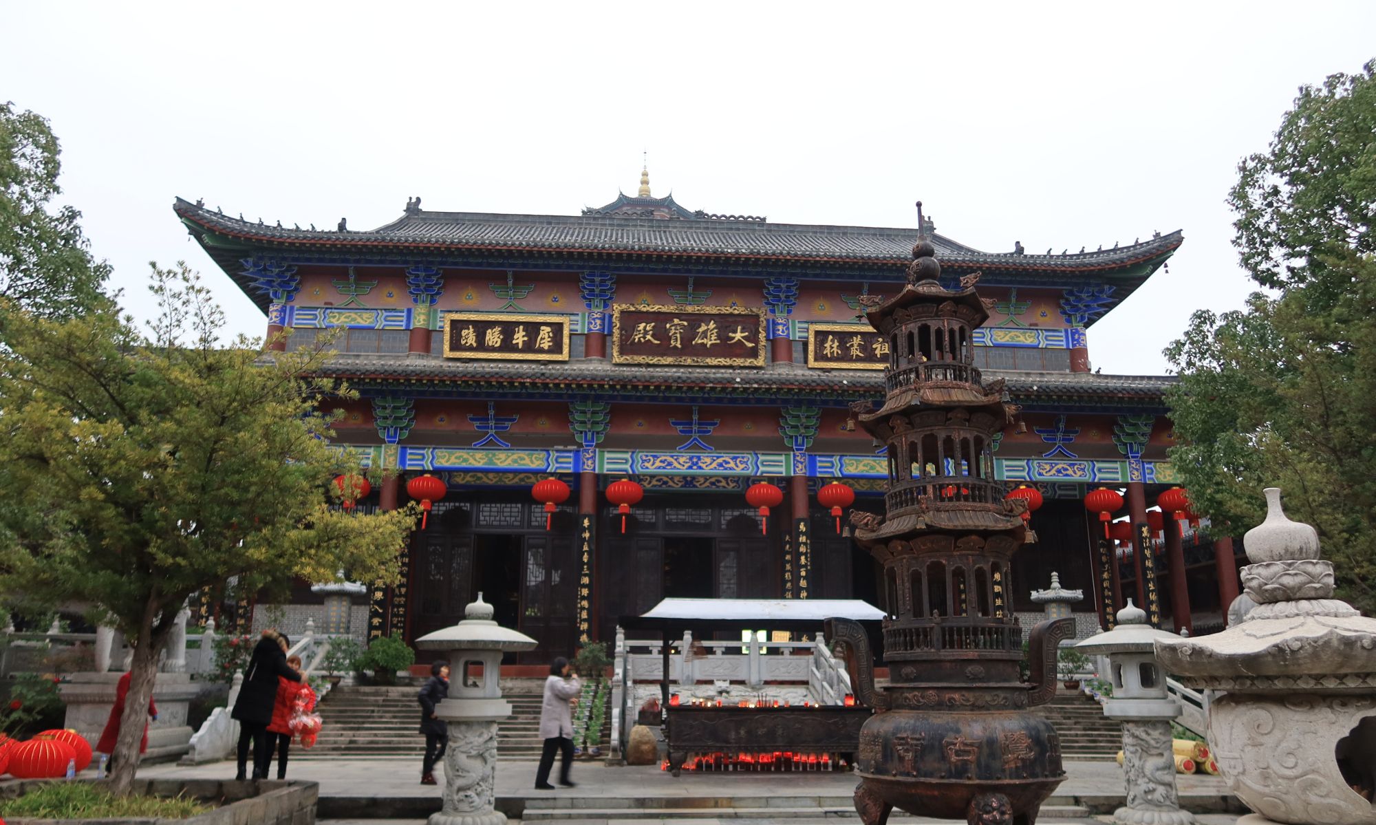中国佛寺的布局:山门、天王殿、大雄宝殿,有法堂的都是大寺庙