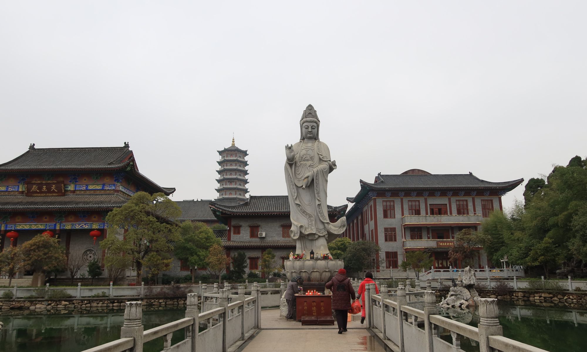 中国佛寺的布局:山门、天王殿、大雄宝殿,有法堂的都是大寺庙