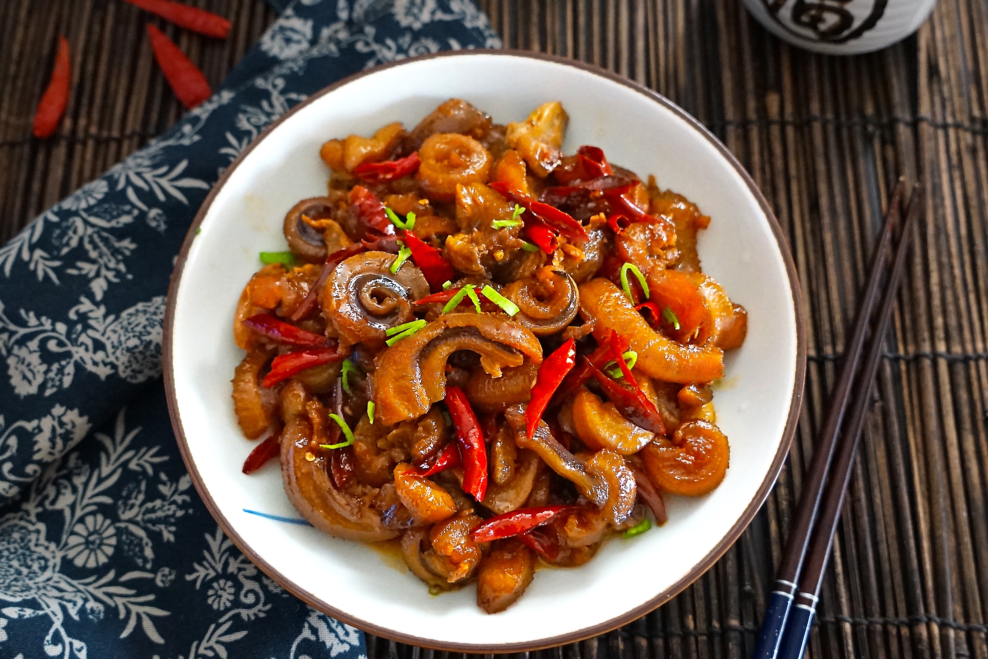 牛这个词部位头发是柔和的亚麻色,在夕阳的映衬下,流淌着浓浓的|牛鞭