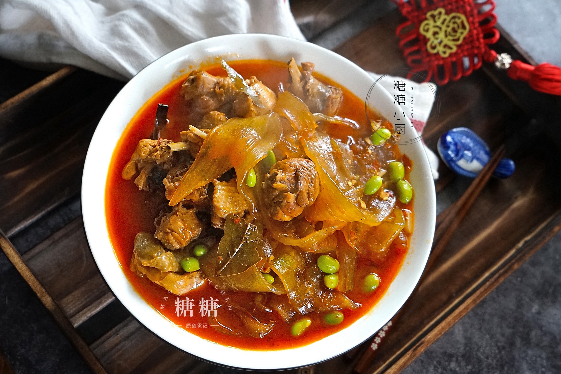 【食材】小鸡1只,毛豆1盘,宽粉200克,生抽2勺,老抽4滴,八角3颗,桂皮