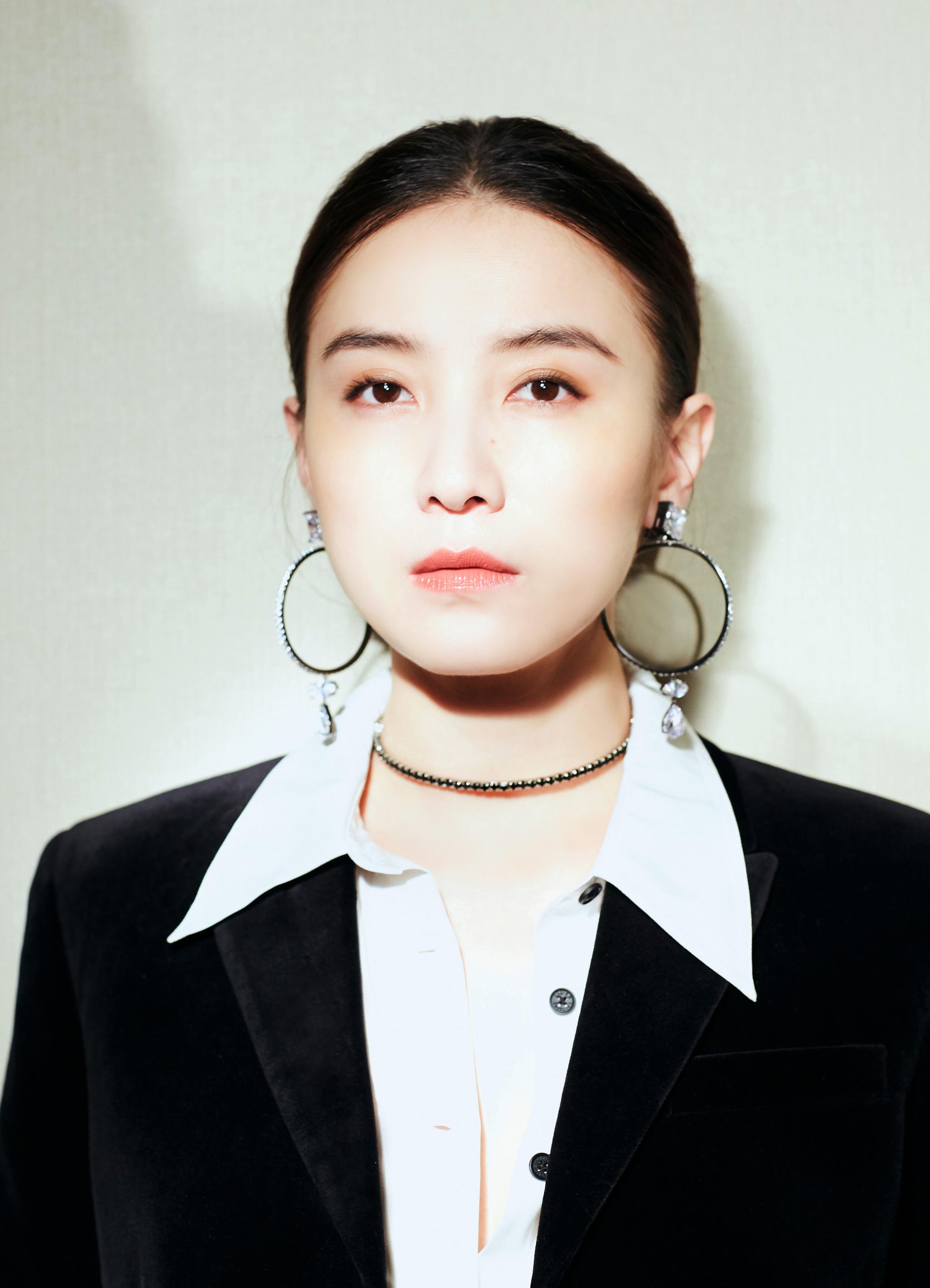 宋佳亮相first青年电影盛典 与刁亦男颁发最佳剧情长片奖