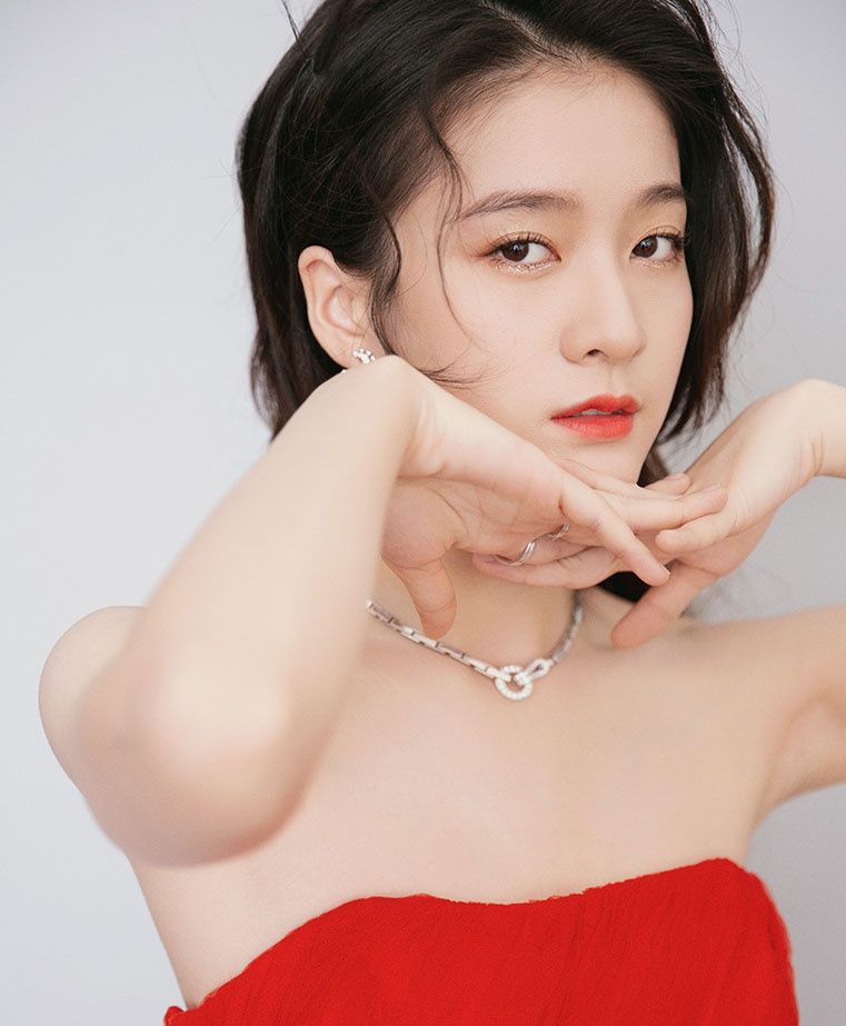 张雪迎长卷发双造型出镜 红调明耀纯白动人