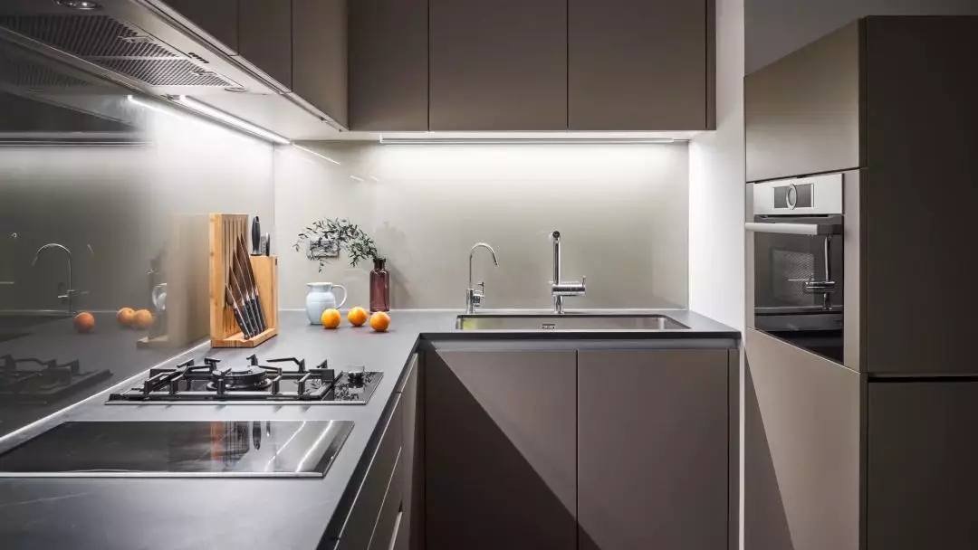 装修公司案例｜126㎡简约公寓装修设计，书架这么用，多出一间房