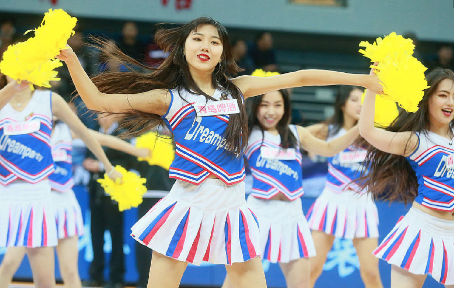 cba拉拉队宝贝图集:一字马劈腿燃爆全场,小热裤来助阵!