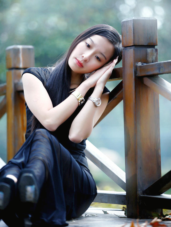 美景下那一个稳重气质艳丽的文雅女子