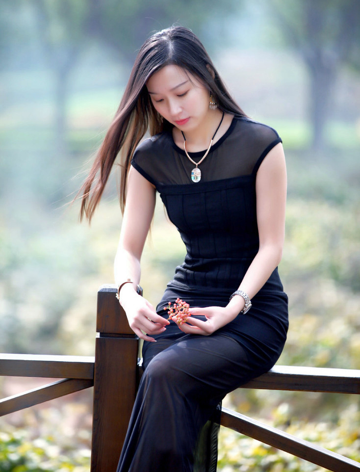 美景下那一个稳重气质艳丽的文雅女子