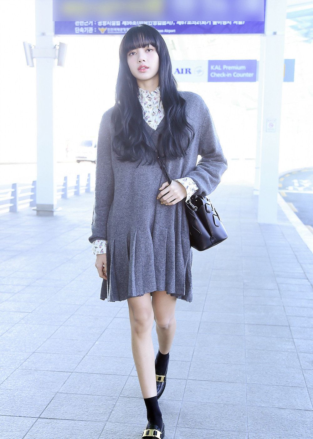 人间布丁lisa亮相机场,黑长卷搭配碎花毛衣,女神范十足