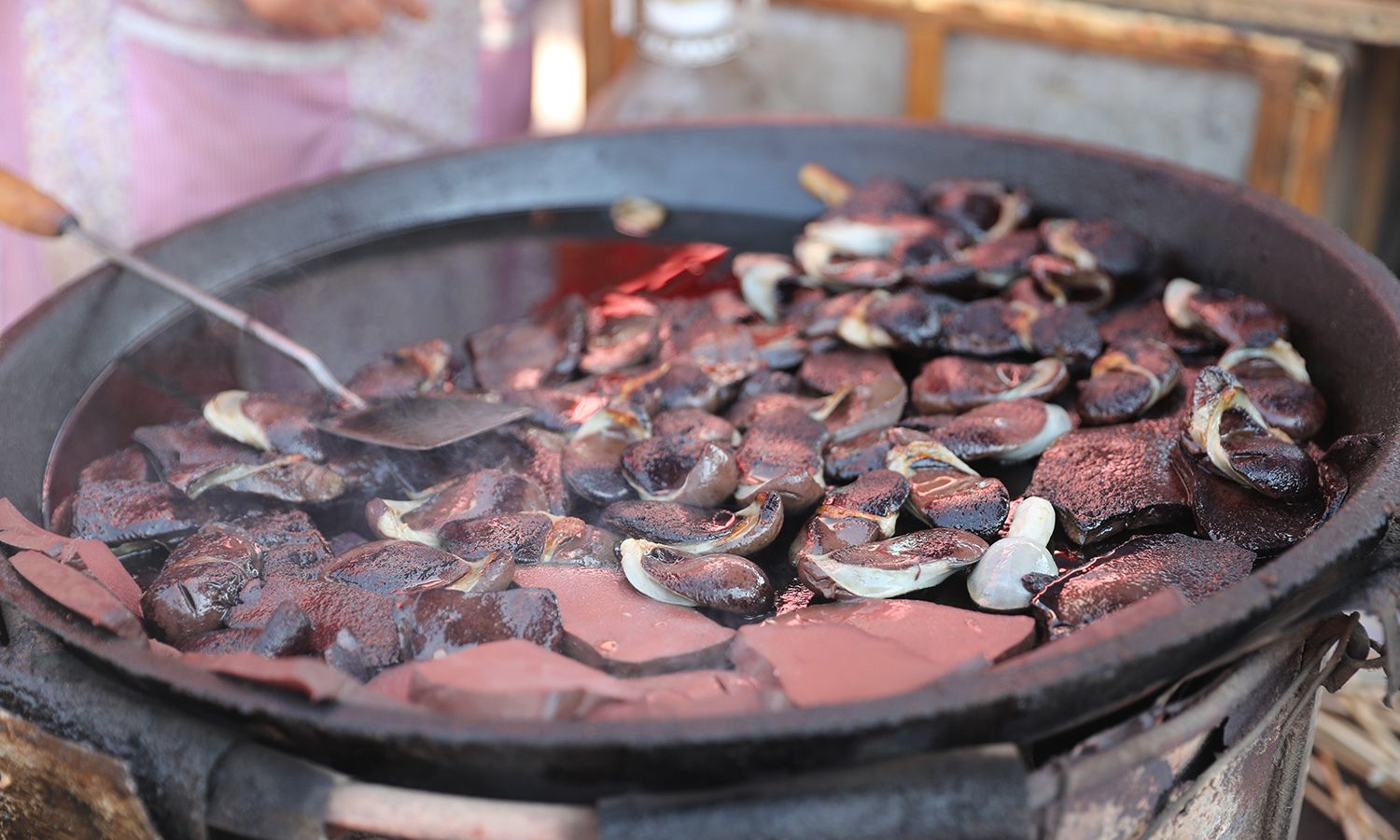 河南特色小吃传天下 煎血灌肠一份才要五元钱配上蒜泥汁超好吃