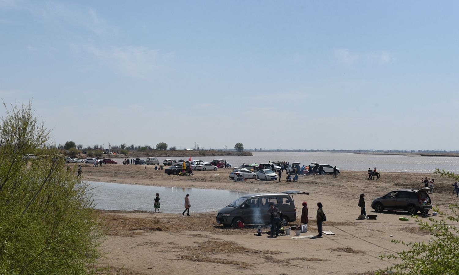 五一当天,内蒙古包头数百人在黄河岸边烧烤,看看他们如何烤肉