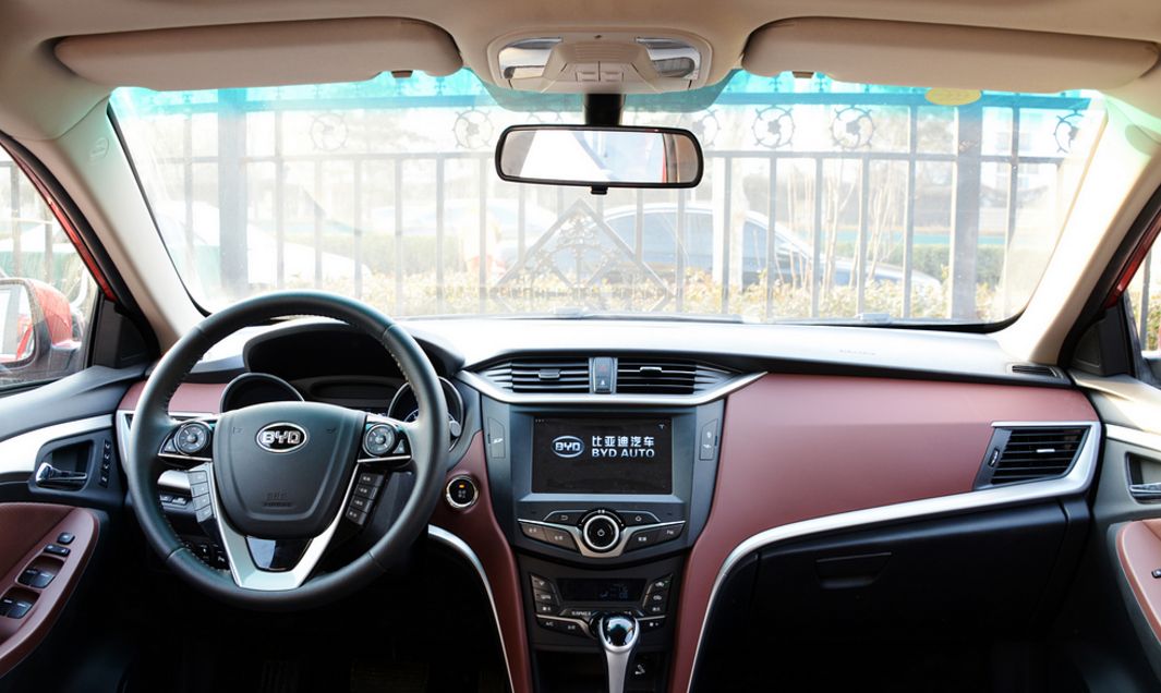 比亚迪g5内饰虽然不如外观般惊艳,整体的设计体现出低调稳重,内饰的