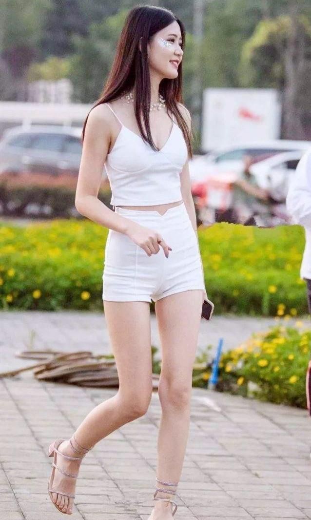街拍:高挑丰腴的少妇,高腰短裤搭配白色吊带衫,美腿修长白皙!