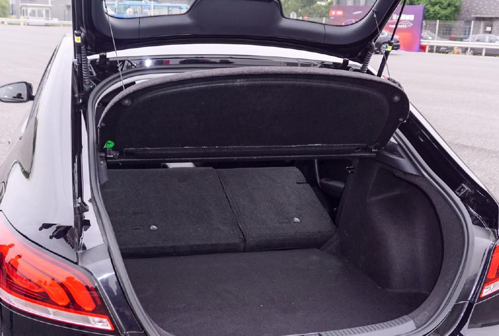 名爵6后备箱也是挺大的,平时家用肯定够了,家里的人都说好,已经满足我