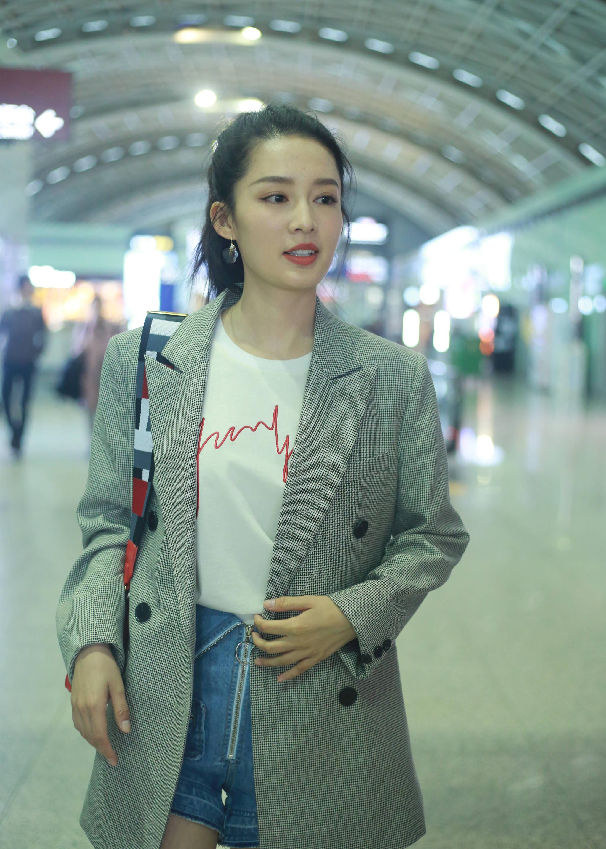 李沁穿灰色西服搭配蓝色牛仔短裤现身机场,皮肤白皙面带微笑
