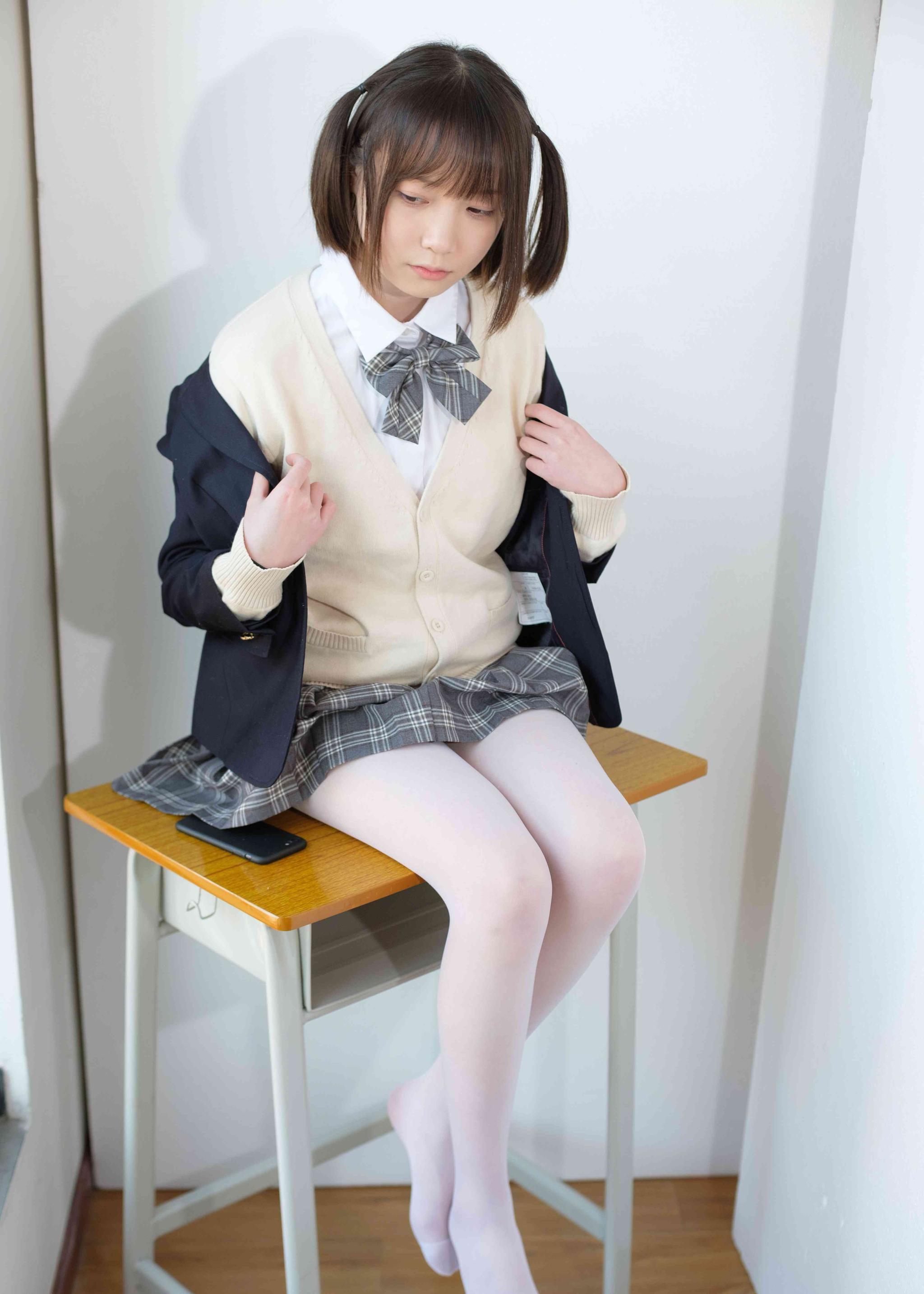 女孩摄影:坐在椅子上的白丝jk制服美少女