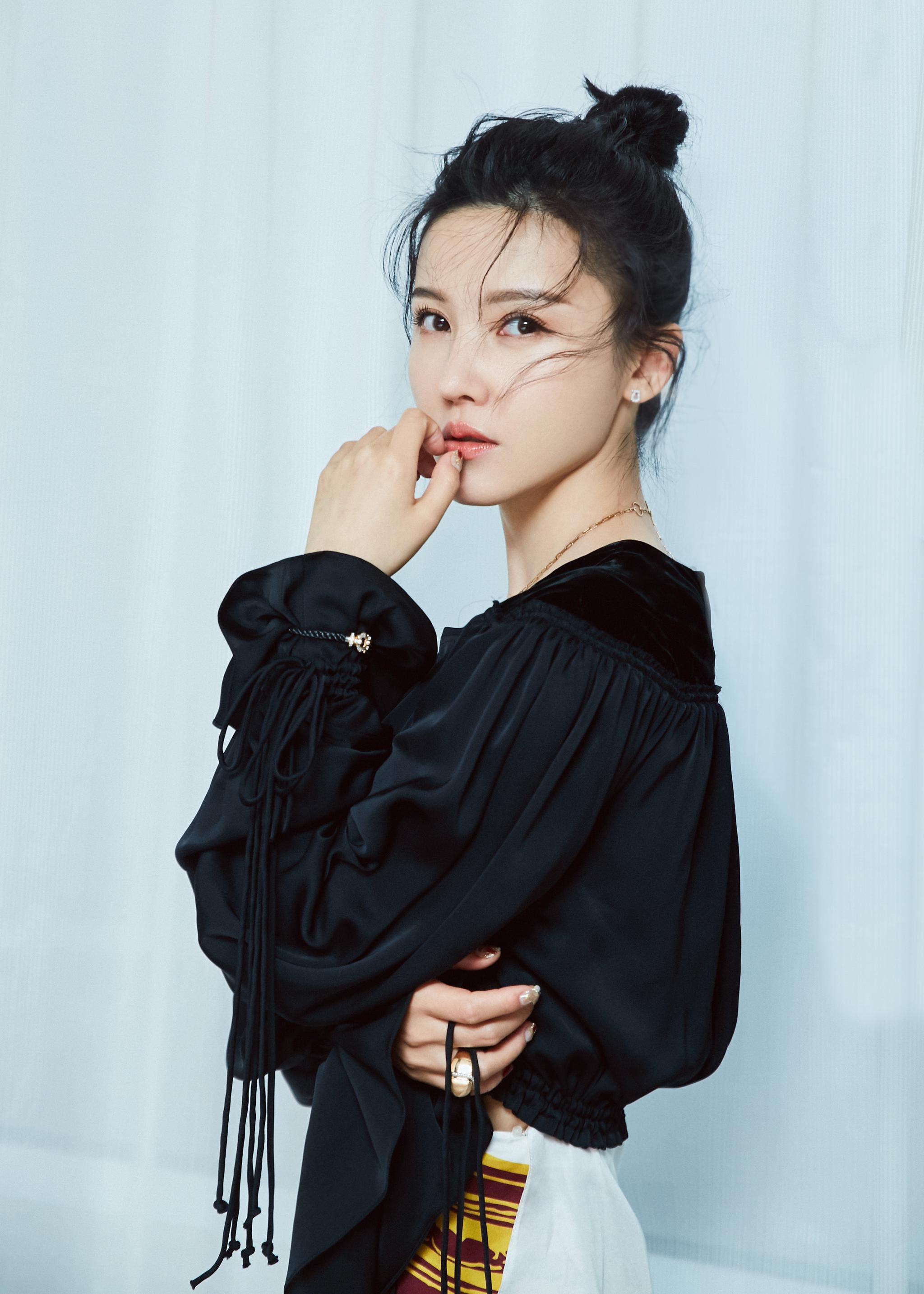 杨子姗拼接礼服亮相盛典 展独立女性态度勇敢做自己