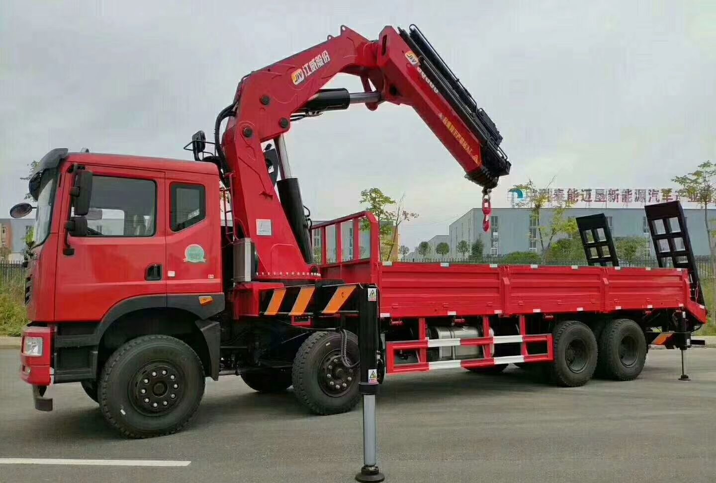 东风前四后八25吨折臂吊!