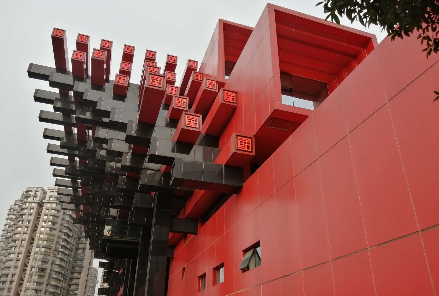 重庆最知名的网红建筑之一，位于CBD，每天很多游客来打卡|解放碑_新浪新闻