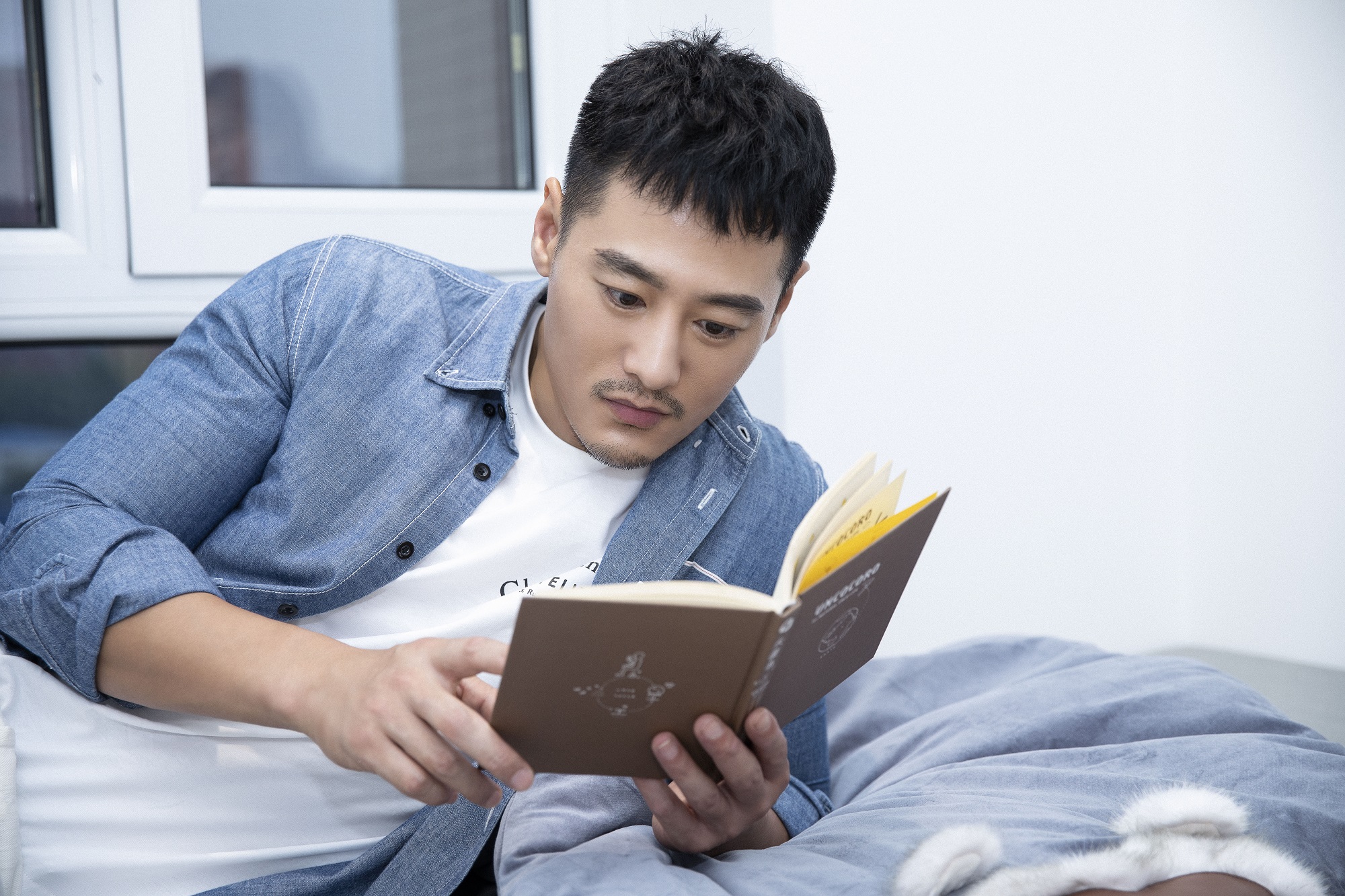 亓航牛仔写真曝光 温暖笑容超治愈似凉秋暖阳