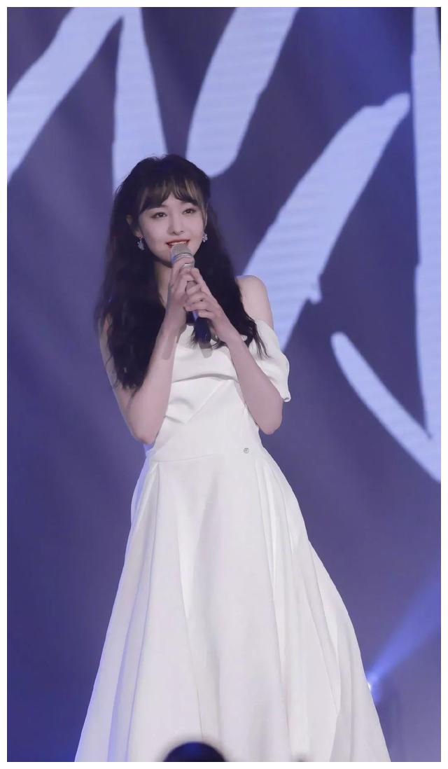 再次穿上校园装的郑爽美到爆炸,元气满满,颜值状态都超好