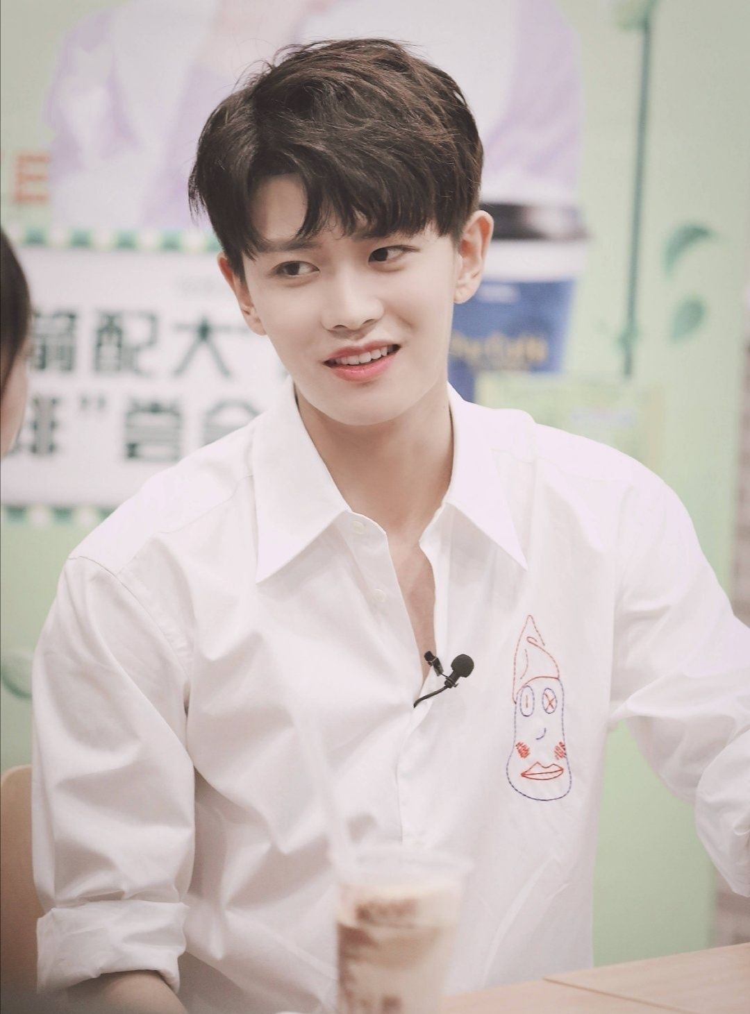 任嘉伦阳光大男孩,白衬衫简约时尚,吐舌歪头太迷人!_高清图集_新浪网