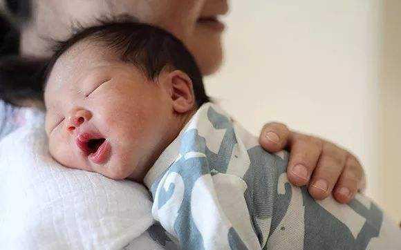 什时候可以竖着抱新生儿?为什么?|新生儿|宝宝|头部_新浪新闻