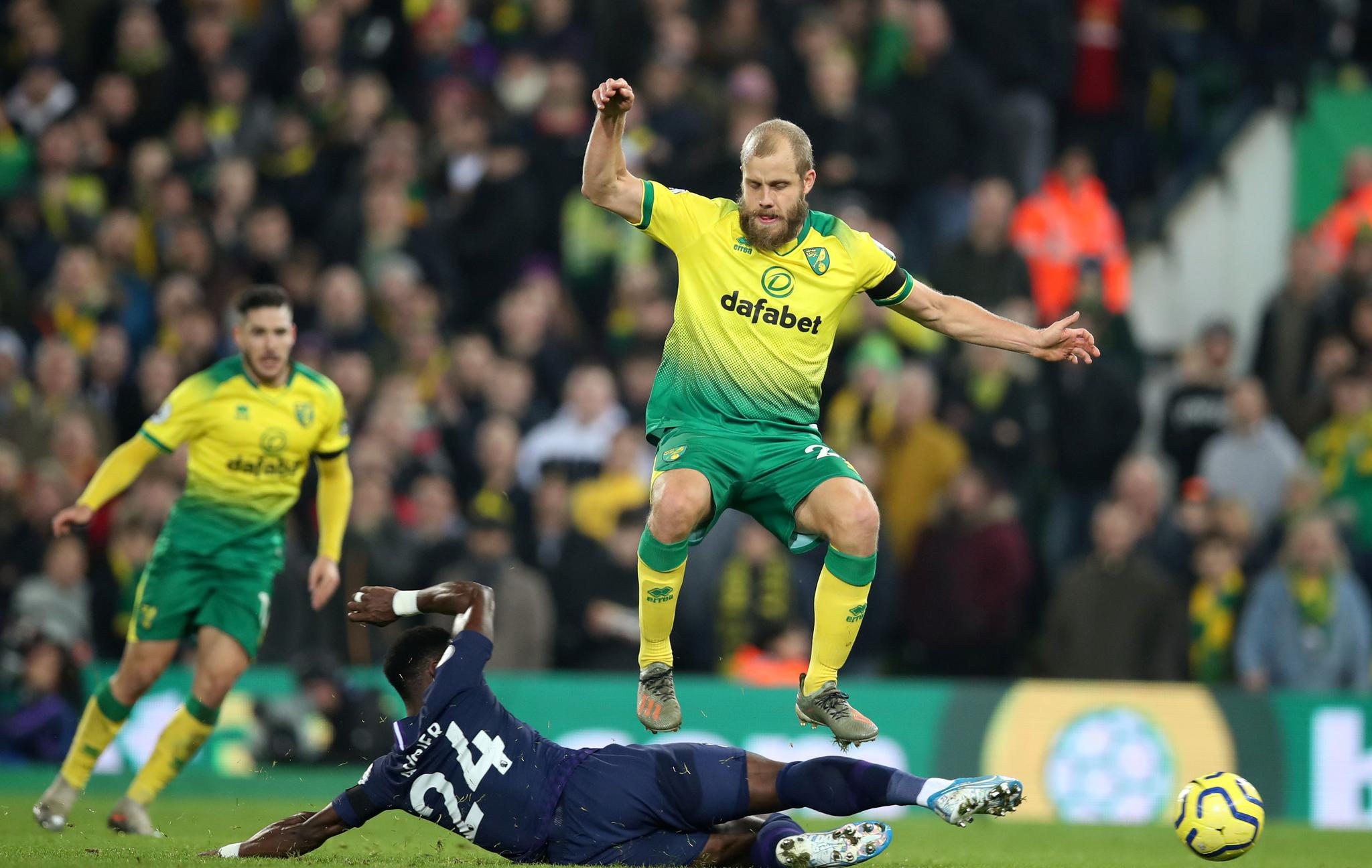 热刺平诺维奇 12月28日,热刺队球员奥里埃(下)与诺维奇队球员普基拼抢