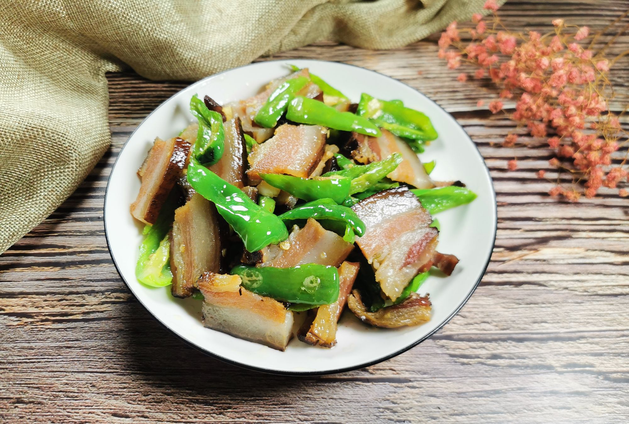 喜欢吃腊肉的朋友一定要收藏,按照这个做法,咸香开胃,做法简单_高清图