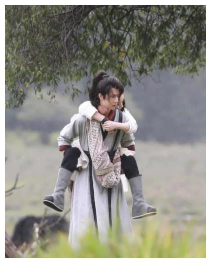 王一博被问和赵丽颖合作什么感受,听清他说的话,我没听错吧?