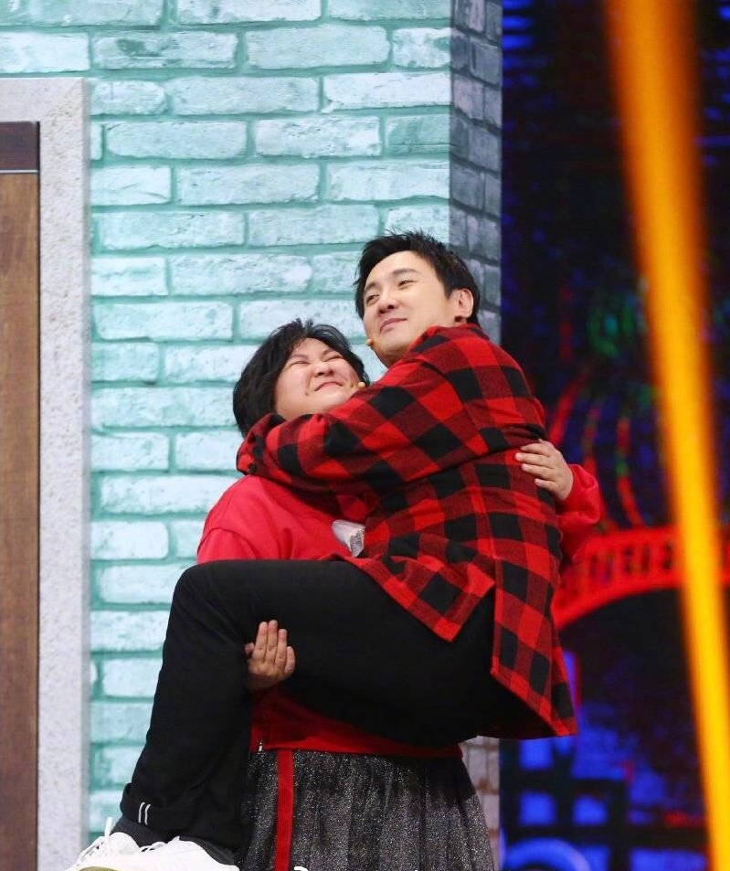 贾玲公主抱沈腾,轻而易举!画面太美