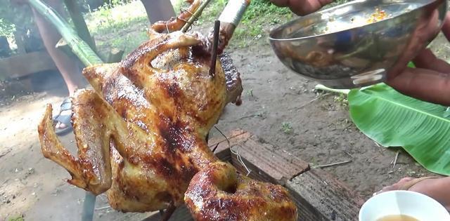 男子野外捉了只5斤的野鸭,这样做着吃,比北京烤鸭还要好吃