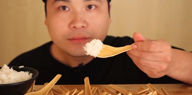 韩国最会玩胖哥,用勺子吃饭最后把勺子也吃掉,太有趣了!