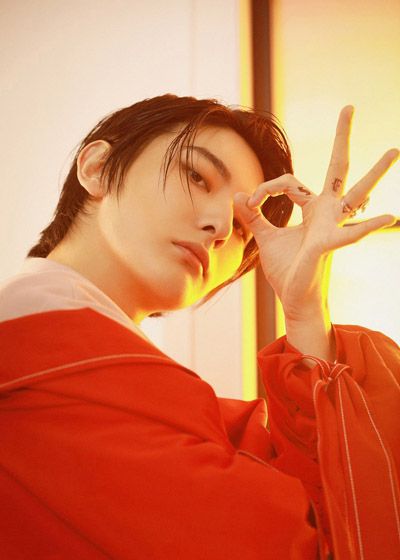 王瑞昌百变造型写真,温润儒雅,唇若抹珠