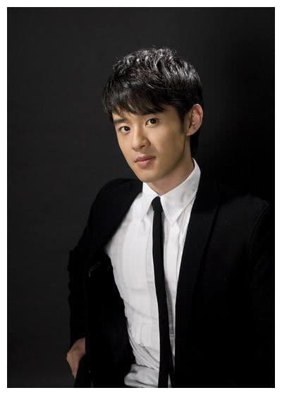 出演活佛济公的"可爱鼻祖"必清,35岁留长发,男神范十足