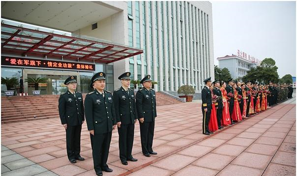 96712部队举办"爱在军旗下,情定业功旅"集体婚礼