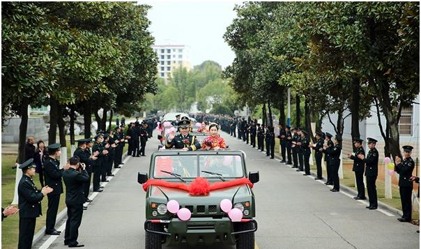 96712部队举办爱在军旗下情定业功旅集体婚礼