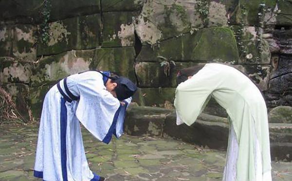 以几个事例简要说明古代交际中行礼还礼的那些规矩