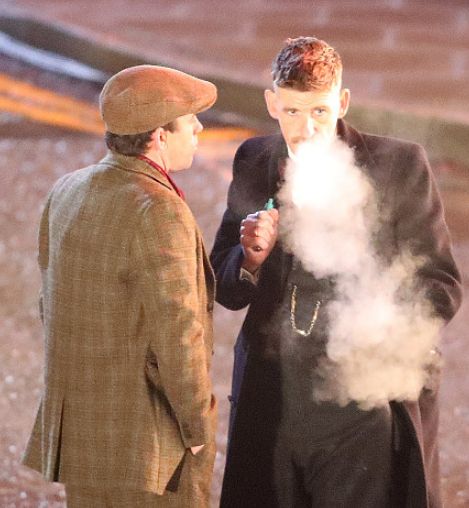 希里安墨菲变英伦王子街头吞云吐雾与搭档实力演绎哥俩好