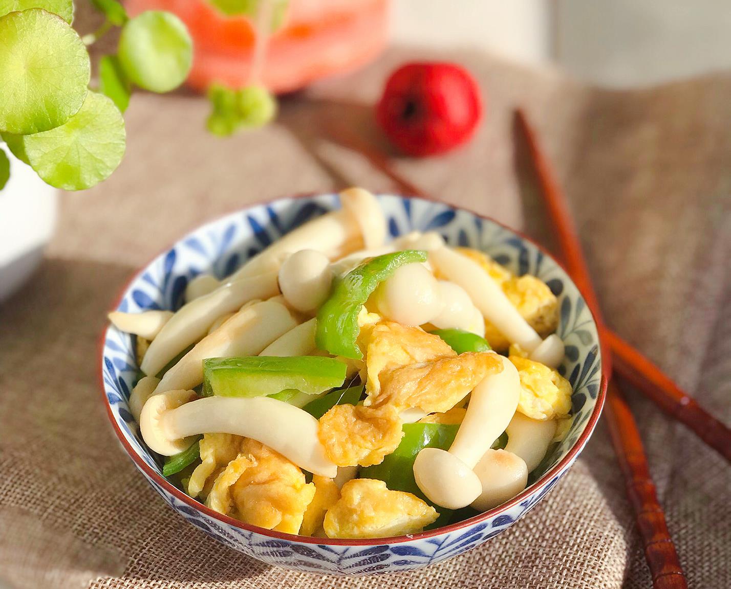 一把白玉菇配仨鸡蛋,营养美味,颜值在线,简单一炒就能上桌开饭