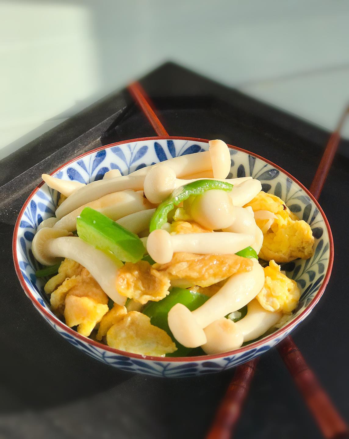 14,鲜嫩美味的白玉菇炒鸡蛋就做好了,准备开吃吧!