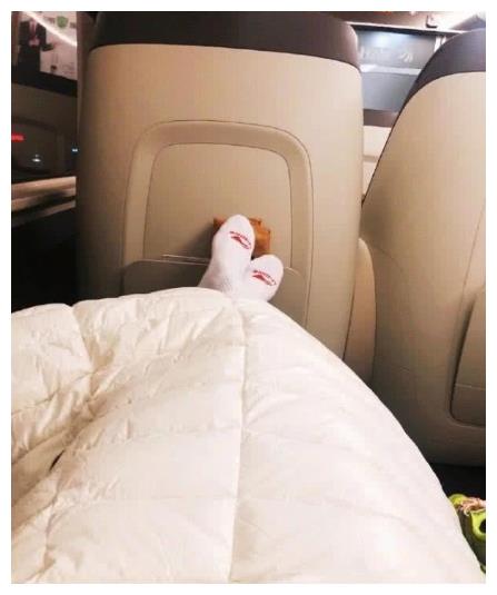 张馨予"高铁脱鞋"被骂上热搜, 本人发文作出解释, 获网友集体支