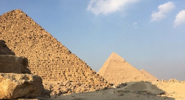 蒙卡拉金字塔是3座金字塔中最小的,进内部还需要门票!